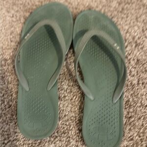 Under Armour Green Slippers with Textured Footbed